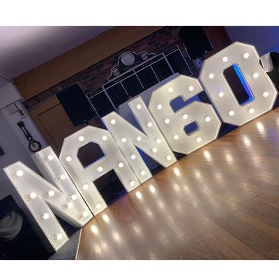 Décoration éclairer les lettres de marquise en couleur personnalisée pour la fête anniversaire Love Stand
