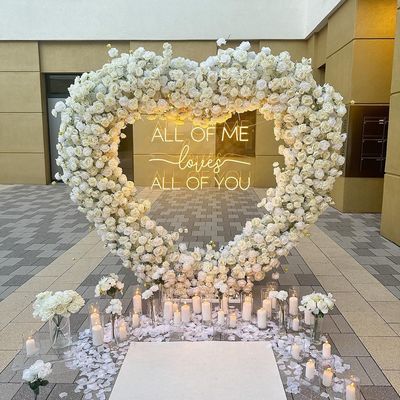 Une marque de néon personnalisée allume des lettres pour la fête de mariage