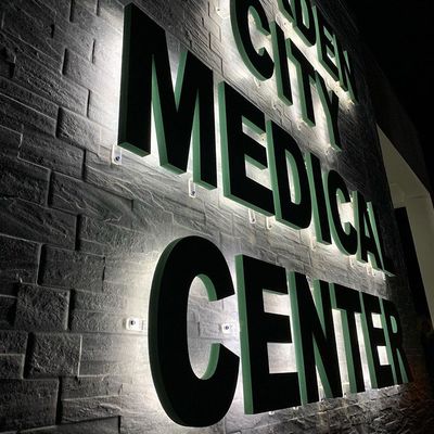 Les modules LED éclairent les lettres et les logos personnalisés en acier inoxydable pour votre entreprise