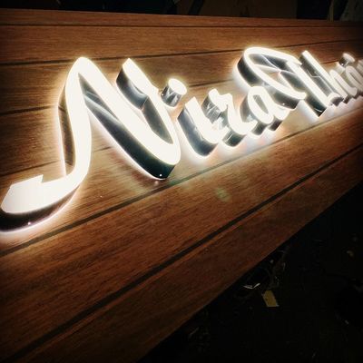 Logo personnalisé en acier inoxydable 3D intérieure lettre murale signe avec affichage d'effet lumineux