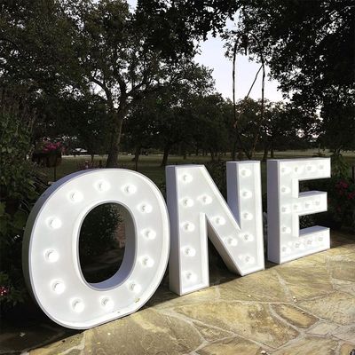 12V Voltage d'entrée Grands lettres 3D éclairées Marry Me LED Marquee Sign pour le mariage