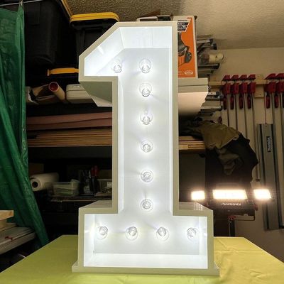 Des lettres de mariage personnalisées 12V Voltage d'entrée Décoration de fête avec des lumières
