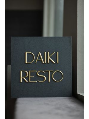 Signes de logos métalliques extérieurs Plaques imprimées rondes durables pour galerie d'art Plaque de gravure