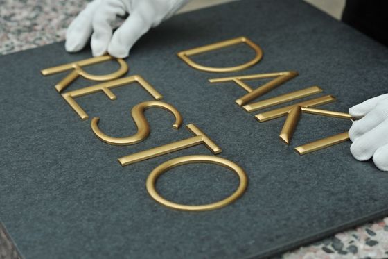 Signes de logos métalliques extérieurs Plaques imprimées rondes durables pour galerie d'art Plaque de gravure