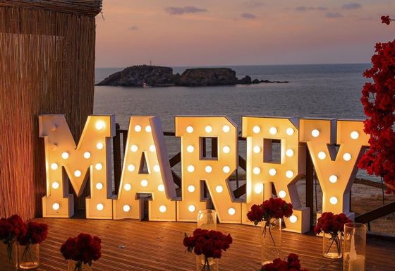 5000 heures de travail toute une vie Marquise allume des lettres Tu veux m'épouser Signe néon Signe de mariage