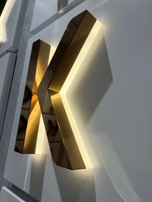 Signes extérieurs essentiels de taille personnalisée Signes lumineux métalliques avec lettre de canal 3D