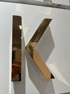 Signes extérieurs essentiels de taille personnalisée Signes lumineux métalliques avec lettre de canal 3D