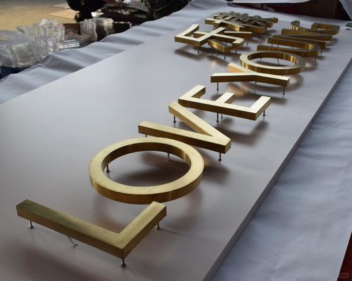 Panneau d'affichage et panneau d'affichage extérieur 3D LED rétroéclairage métallique inoxydable Lettres lumineuses