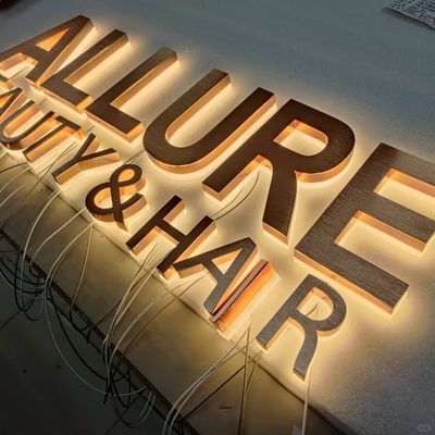 Tableau d'affichage de logo acrylique suspendu au mur extérieur pour entreprises