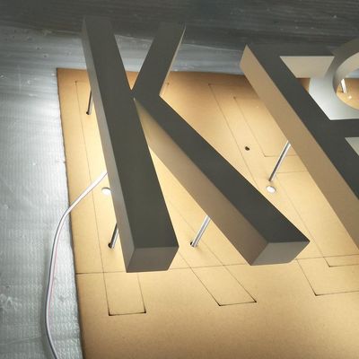 Signes métalliques fabriqués sur mesure avec une lettre en aluminium brossé et un éclairage arrière LED