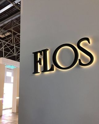 Signes métalliques fabriqués sur mesure avec une lettre en aluminium brossé et un éclairage arrière LED