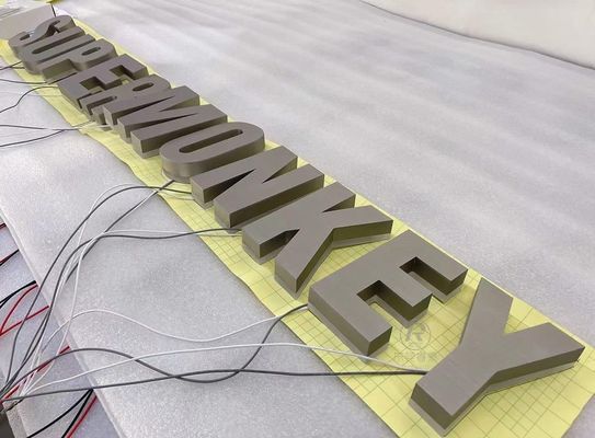 Signes métalliques fabriqués sur mesure avec une lettre en aluminium brossé et un éclairage arrière LED