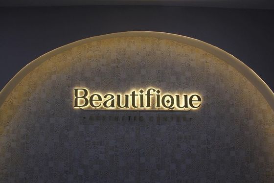 28 C Logo 3D métallique brossé pour la publicité personnalisée des entreprises intérieures et extérieures