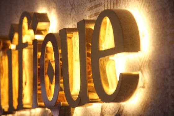 28 C Logo 3D métallique brossé pour la publicité personnalisée des entreprises intérieures et extérieures