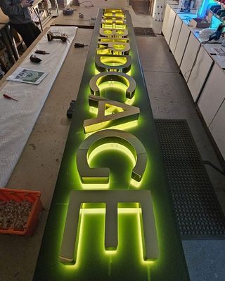 Affichage LED en métal inoxydable pour les restaurants, les bureaux et les commerces extérieurs
