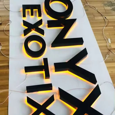 Logo en acier inoxydable en extérieur mur d'entreprise faire une déclaration avec des lettres rétroéclairées