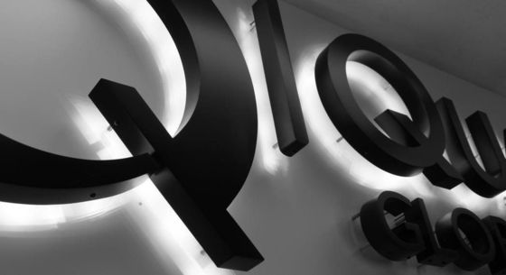 Coupe laser personnalisée 3D Metal Titanium Wall Signes de logo pour une installation murale