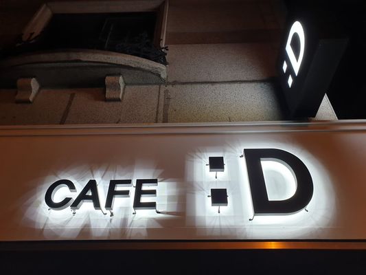 Coupe laser personnalisée 3D Lettres de logo de mur métallique pour panneau en acier inoxydable rétroéclairé LED