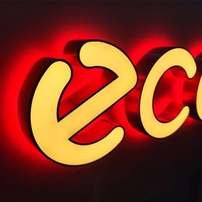 Panneau d'affichage à double face acrylique LED extérieur avec logo éclairé multicolore