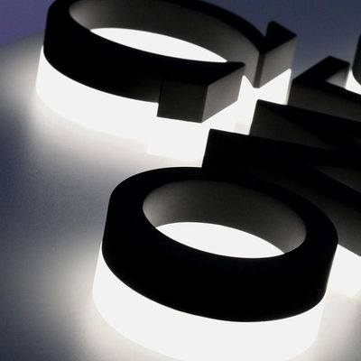 Panneau d'affichage à double face acrylique LED extérieur avec logo éclairé multicolore